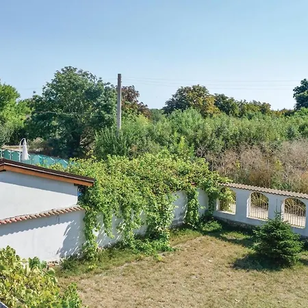 Three-bedroom Holiday In Krapets *